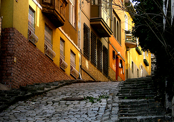 	A Gül baba utca megér egy kiadós sétát, legalábbis, míg megmarad nosztalgikus, mesebeli, egyúttal mediterrán hangulata.