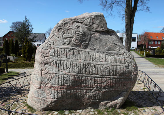 
                        	A közép-jyllandi Jelling településen vannak Jelling viking emlékei, ami tulajdonképpen összefoglaló neve két sírhalomnak, két rúnakőnek, valamint egy templomnak. A képen Kékfogú Harald rúnaköve látható. A település Dánia legfontosabb régészeti lelőhelyének számít, 1994 óta a Világörökség része.