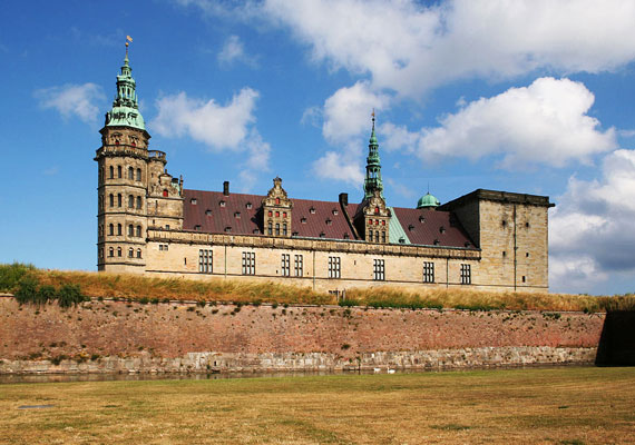 
                        	Koppenhágától északra található a Kronborg-kastély, mely leginkább Shakespeare Hamlet című drámájának színhelyeként ismert. 2000 óta a Világörökség része, további érdekességeket pedig korábbi cikkünkben olvashatsz róla.
