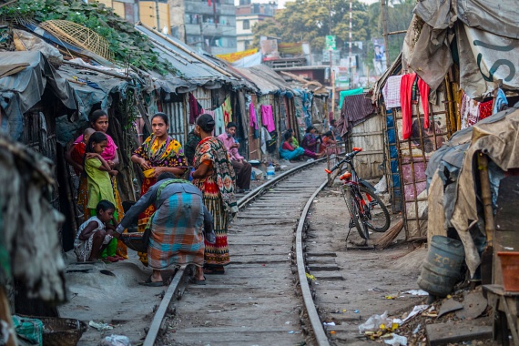 
                        	Bár Banglades másfélszer akkora, mint Magyarország, 16-szor annyian élnek ott, mint hazánkban. Óriási a szegénység, olyannyira, hogy a legrosszabb helyzetben lévők közvetlenül a sínek mellett élnek, első ránézésre bármelyik pillanatban összedőlni látszó kunyhóikban.