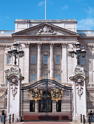 A Buckingham-palotánál mindig rengetegen vannak