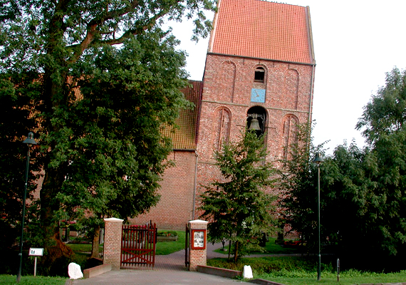 	A németországi, suurhuseni templom ferde tornya az alapozás rothadása miatt dőlt meg, mára azonban biztonságossá tették, és megnyitották a turisták előtt.