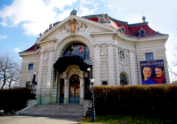 	De kitérnek a város kulturális életére, a számos múzeumra és a színházra is. A képen a híres Katona József Színház épülete látható.
