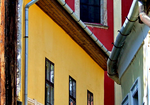 	A szűk utcáiról és színes házairól ismert Szentendrét is a legszebbek közé sorolják az oldal készítői, kiemelve az érdekes múzeumokat és a fővároshoz való közelséget.
