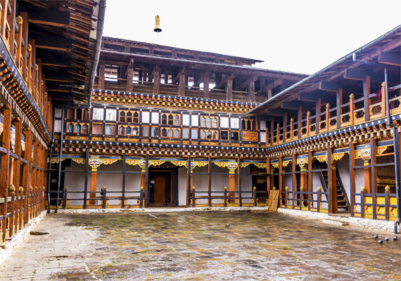 	A Jakar Dzong minden dzong közül talán a legnagyobb, kerülete több mint 1500 méter. Neve a bjakhab szóból származik, ami fehér madarat jelent: a mítosz szerint egy fehér madár jelezte, hogy ezen a helyen megfelelő erődöt lehet építeni.