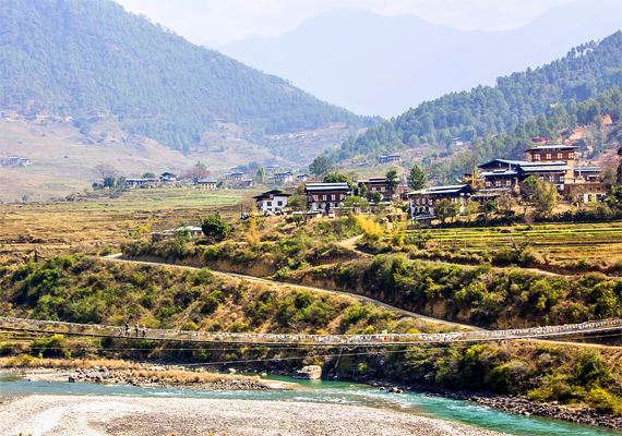 	Nagyon kevés gyár és még kevesebb hulladéktermelő üzem található Bhutánban, így nem meglepő, hogy a levegő, a víz és  talaj minősége is messze felülmúlja az európai értékeket. Ennek is köszönhető, hogy az emberek szívesen kirándulnak errefelé - az ország leghosszabb függőhídja Punakhában a helyiek körében is kedvelt úti cél.