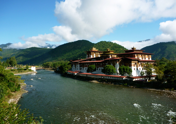 
                        	A tibeti határvidéken fekvő ország maga a paradicsom, köszönhetően a domborzati adottságoknak, melyek változatos látképpel teszik varázslatossá a helyet. A Mo Chu folyó felett átívelő híd és a környezet magáért beszél, ha természeti szépségekről van szó.
