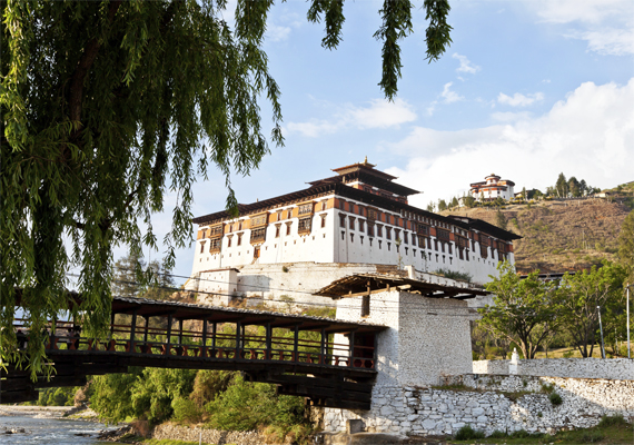 	Buthán történelmében, különösen a 17-19. század idején lőportól terhes volt a hangulat, nem egy polgárháború és politikai ellentét szította a közhangulatot. Ekkor építették meg az úgynevezett dzong hálózatot, mely egyfajta bevehetetlen erődrendszert jelent. Rengeteg dzong maradt meg épségben az országban, a képen a Rinpung Dzong látható.
