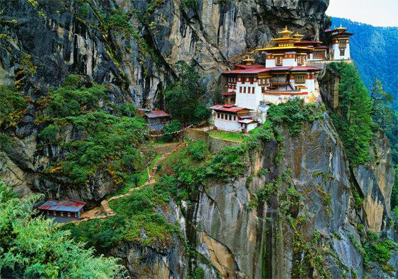	Bhután a Himalájában fekszik, az ország több mint 60%-a érintetlen vadon. A mindennapos, megszokott betondzsungel után a Taktsang-kolostorhoz hasonló helyek szinte megbabonázzák az embert, még a helyieket is.
