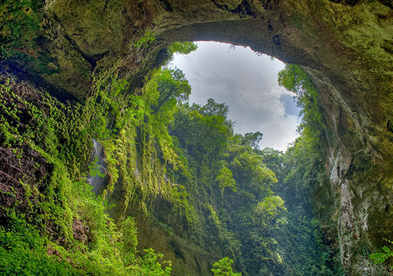 
                        	A barlang, amelybe felülről csupán egy keskeny résen keresztül jut be a fény, saját dzsungellel és folyóval rendelkezik. Az utóbbiról kapta a nevét is.