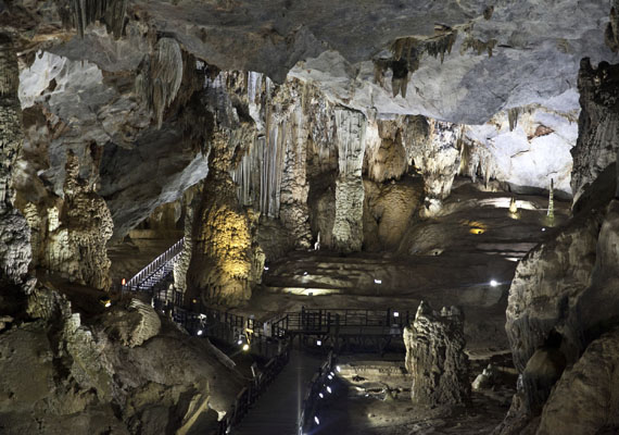 
                        	Egy másik, gyönyörű cseppköveket rejtő barlang a nemzeti park területén a Thien Duong, amelyet ráadásul nem is olyan rég, 2005-ben fedeztek fel.
