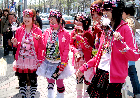 	A tokiói Harajukut szokás a világ legrosszabbul öltözött helyének is nevezni: utcáin a fiatalok körében a fantasy, a goth, a punk stílusjegyei keverednek Hello Kittyvel.