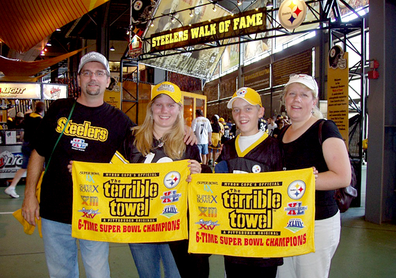 	Pittsburgh utcai divatját jelentős mértékben meghatározza a helyiek sport iránti rajongása, így mindig látni olyanokat, akik a Steelers fekete-sárga színeiben pompáznak.