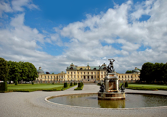 
                        	A 16. században épült Drottningholm-palota a svéd királyi család magánlakhelye, egyúttal hivatalos rezidenciája.