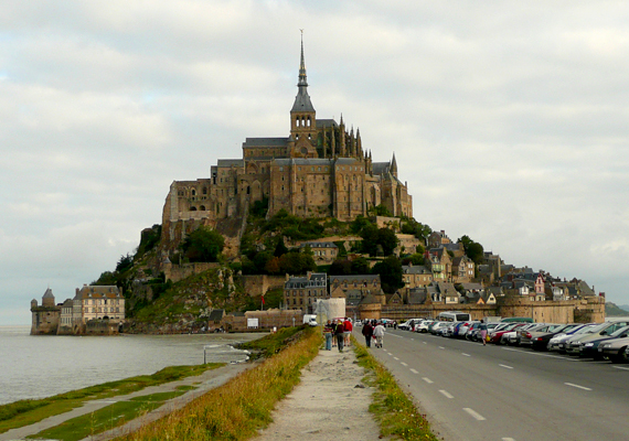 
                        	A Mont-Saint-Michel nevezetű szigetet - szintén Franciaország partjainál fekszik - csak apály idején lehet megközelíteni. A kolostorhegy útját dagálykor részben víz fedi, így a ki- és bejutás lehetetlenné válik.