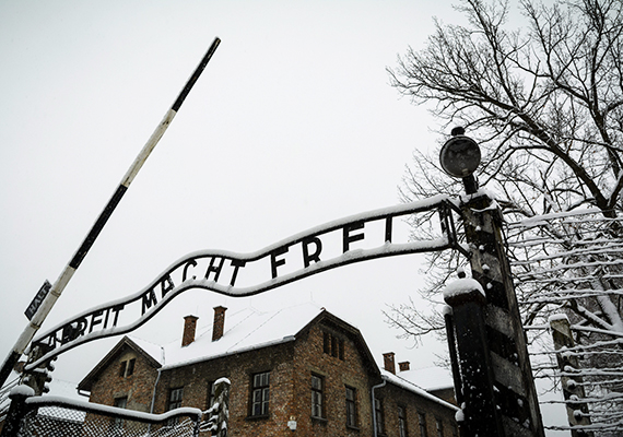 
                        	Az egykori auschwitzi koncentrációs tábor bejárata az Arbeit macht frei felirattal a lengyelországi Oswiecimben 2015. január 25-én.