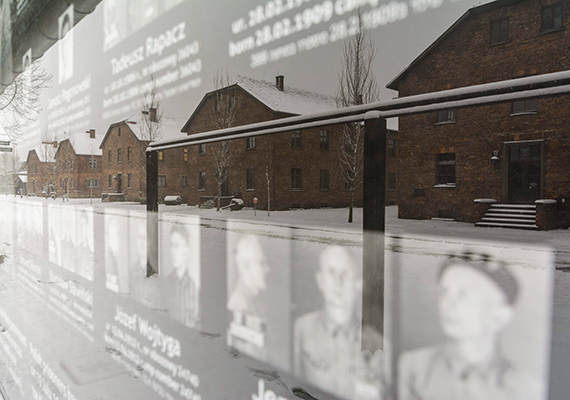 	Az egykori auschwitzi koncentrációs tábor épületei a lengyelországi Oswiecimben 2015. január 25-én.