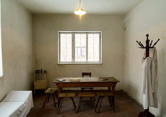 
                        	Orvosi szoba, ahol az auschwitzi koncentrációs tábor működése alatt injekcióval végezték ki az embereket.