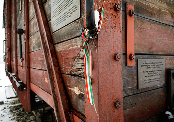 
                        	Magyar nemzetiszínű szalag egy vasúti kocsin a birkenaui megsemmisítő táborban, a lengyelországi Brzezinkában 2015. január 25-én.