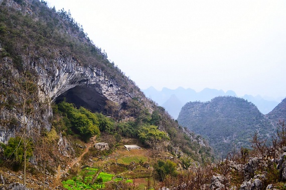 	Zhongdong 1800 méterrel a tengerszint felett fekszik, így nemcsak a távolság miatt nehéz megközelíteni, hanem a terepviszonyok sem könnyűek.