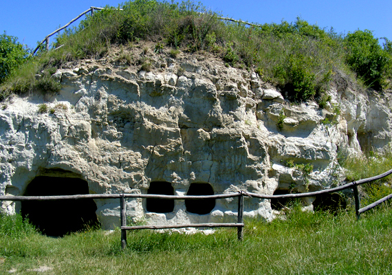 	A szintén a Bükkben található Cserépfalu híres barlanglakásai Kis-Amerika gúnynéven váltak ismertté, mivel a kivándorlási hullám során a legszegényebbek csak idáig jutottak. A házakat az 1900-as évek elején vájták ki.