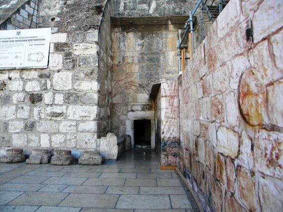 
                        	A templom visszafogott belső terében egy apró bejárat vezet el az Alázatosság barlangjához, ahol a ragyogó oltárok és szentélyek mutatják meg a legszentebb helyet.