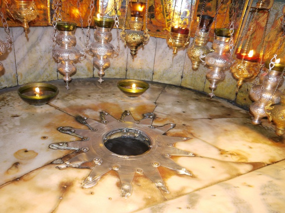 
                        	A barlangban egy fényűző oltárt alakítottak ki, amelynek középpontjában egy ezüstcsillag áll. Ez jelöli a Messiás születésének pontos helyét. 