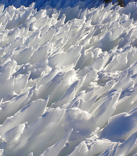 A bűnbánó hó, ArgentínaAz Andok magasabb területein megtalálható bűnbánó hómezők nevüket - Penitentes - csuklyás vezeklőkhöz hasonló formáikról kapták. A néhány centiméterestől egészen az öt méteres nagyságig terjedő tüskés, hó és jég alkotta képződményeket, melyek szorosan egymás mellett sorakozva, a Nap felé fordulnak, a fagyás és olvadás sajátos dinamikája alakította ki.