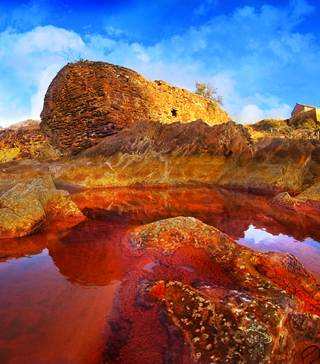 Rio Tinto, SpanyolországA Spanyolország délnyugati részén található Rio Tinto, vagyis a híres savas, vörös tó színét annak köszönheti, hogy bányászati kincsekben igen gazdag terület mellett teszi meg útját. A folyó különlegessége továbbá, hogy parányi mikrobái miatt a kutatók úgy tartják, a helyszínen a Marson lévő körülményekhez hasonló állapotok modellezhetők.