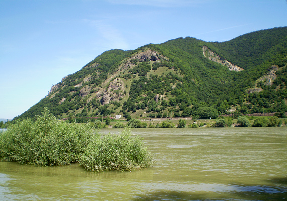 A Duna és a Börzsöny Dömösről fotózva. Az egykori kráter peremének legmagasabb pontja egyébként Csóványos a maga 938 méterével.