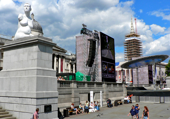 
                        	A londoni Trafalgar Square-en kapott helyet Mark Quinn Alison Lapper Pregnant című alkotása, mely művésztársát, a karok nélkül és megrövidült lábbal született Alisont ábrázolja meztelenül, terhesen. A téma mellett a szobor helye miatt is sokan háborodtak fel, míg mások üdvözölték a másság elfogadására irányuló kezdeményezést.