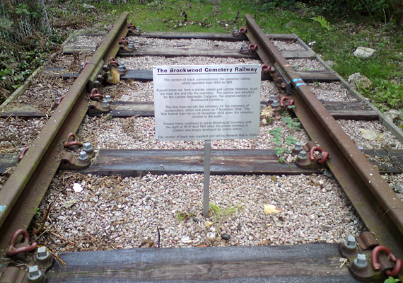 
                        	A temetőbe eredetileg vasúton lehetett eljutni, külön állomást is létrehoztak e célból London Nekropolisz néven.