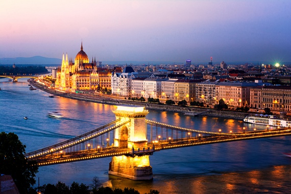 
                        	A ThePlanetD című utazási blogot egy házaspár írja, Dave és Deb, akik megosztják a világgal kalandjaikat, élményeiket és túrázásaikat. Az év utazási blogjaként a véleményük mérvadó, így sokat számít az, hogy jó hírét keltik Budapestnek a világon. Fővárosuk a listán harmadikként szerepel, és nagyon jó véleménnyel vannak róla. Különösen a Lánchidat méltatják, és a Duna-part és a kettészelt város éjszakai látványát.