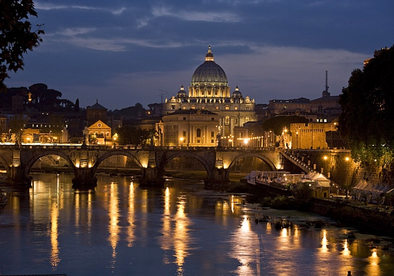 	Róma romantikus hangulatát csak fokozza, amikor az éjszaka fényei megcsillannak a víztükrön.