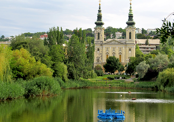 
                        	A tó látványát emeli a partján magasodó Budai Ciszterci Szent Imre Plébániatemplom is.