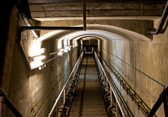 
                        	A bunkerhez titkos vasútvonal vezetett, mely a London-Bristol vasútvonalról ágazott le.