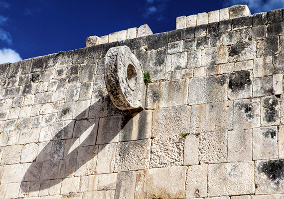 
                        	Chichén Itzában található a rituális labdajátékok megtartására szolgáló legfigyelemreméltóbb pálya, melyen a játékosok életéért folyt a mérkőzés.