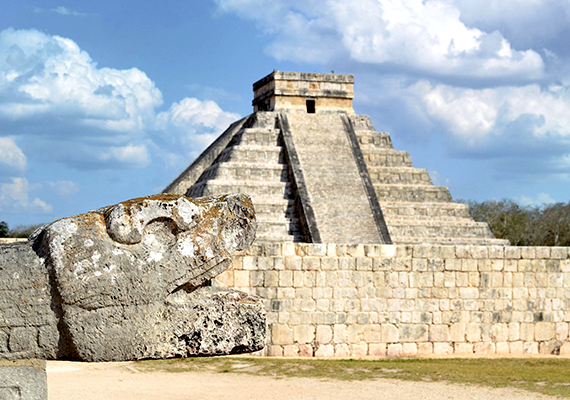 
                        	A település sokáig a maja és tolték kultúra központjának számított, egy 1221-es polgárháború után azonban hanyatlásnak indult. Jelenleg védettség alatt áll, amellett pedig, hogy szinte folyamatosan folynak a kutatások titkainak felderítésére, Mexikó egyik legfontosabb turisztikai látványosságának számít. A város legnépszerűbb, ikonikus látnivalója a Kukulkán tiszteletére felépített, piramis jellegű templom, mely a képen is látható.
