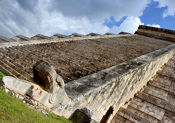 	A várost, mely 1988 óta az UNESCO Világörökség része, a maják alapították 435 és 455 között, mivel azonban egy időre kiszáradtak víznyelőik, elhagyták azt. Visszatértek, később azonban a toltékokkal szövetségre lépve éltek a területen, miután utóbbiak elfoglalták a várost. A toltékok honosították meg Quetzalcoatl vagy Kukulkán, a tollas kígyóisten kultuszát, aminek számos nyoma fellelhető Chichén Itzában.