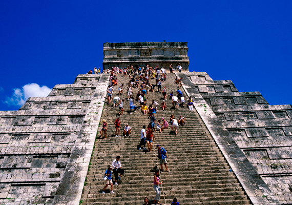 
                        	Chichén Itzá ma Mexikó egyik legfontosabb turisztikai látványossága, amelynek egyik legnagyobb kuriózuma a látogatók számára a Kukulkán-piramis szűk lépcsőinek megmászása. Kattints ide, ha még több képet néznél meg a romvárosról!