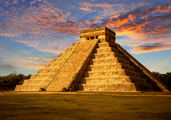 Az El Castillo, vagyis a Kukulkán-piramis Chichén Itza leghíresebb épülete. A kutatók az elektromos ellenállás mérése által találtak rá a 20 méterrel a piramis alatt elhelyezkedő üregre, és úgy vélik, magát a piramist is a folyó miatt építhették egykor éppen ide, az szimbolizálta ugyanis a maja univerzum középpontját, egyúttal az átjárót a földi és a túlvilág között.