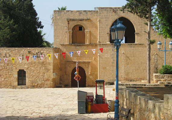 	A ciprusiaknak nagyon fontos a vallás, a hűvös kolostorok, templomok különleges élményeket tartogatnak. A képen Agia Napa kolostora látható.