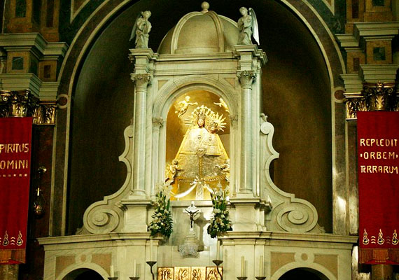 
                        	A feljegyzések szerint 1867-ben megjelent Szűz Mária a templom ablakában, mégpedig egy katolikus gazda előtt. A templomban látható szobra bár átvészelte a tatárjárást, egy időre nyoma veszett. Ma Eszéken látható, így a máriagyűdi oltárra végül egy másik képet állíttattak.
