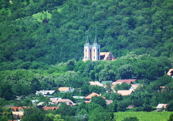Máriagyűd Pécstől 25 kilométerre található, Siklós város településrésze. A természet által körbeölelt templom már önmagában is gyönyörű, de a hívők szerint ennél sokkal többről van szó. A csodatévő hely ugyanis hazánk egyik legősibb kegyhelyének számít.