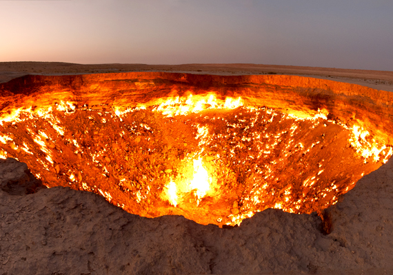
                        	A kráter a Darvaza nevű, félnomád törzsek által lakott falu közelében található, nevét is arról kapta, a helyiek azonban következetesen csak a pokol kapujának nevezik.