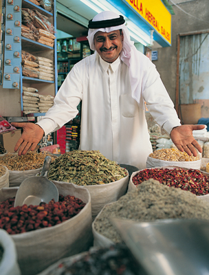 Arab árus kínálja portékáját a fűszerpiacon