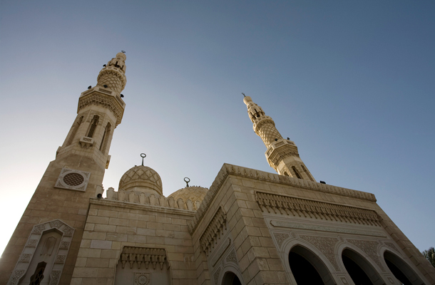 A pompázatos Jumeirah mecset bejáratához márványlépcsők vezetnek