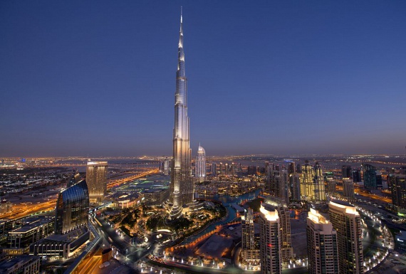 	A városnézés kihagyhatatlan látványossága a Burj Khalifa, a világ legmagasabb felhőkarcolója, amely a turisták számára 125 emeletig nyitott, és pazar kilátást biztosít a folyton mozgó városra. Az épületben szállodák, üzletek, irodák sokasága megtalálható, aljában pedig a Dubai Mall, a világ egyik legnagyobb plázája és legforgalmasabb épülete. A családok számára külön érdekesség a hatalmas akvárium, mely a Perzsa-öböl élővilágát mutatja be.
