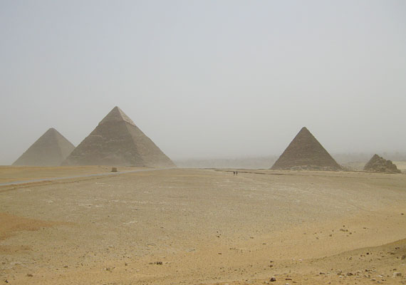 A ghízai piramisok jutnak eszébe az embernek elsőre Egyiptomról. Kheopsz, Khephrén és Menkhaürosz síremlékei, de a három nagy mellett még sok kisebb piramis és masztaba található itt. Általában nagy a szél, ezért jobb könnyű, hosszú ujjú felsőt venni, hogy ne bántsa az ember bőrét a homok.  Kheopsz és Menkhaürosz piramisába be is lehet menni, és bár le kell hajolni, megéri a séta, mert olyan helyre juthatsz, ahol az egyiptomi fáraók hitviláguk szerint istenné lettek. A piramisok környékén homokfutót lehet bérelni, de a tevegelést is ki lehet próbálni.