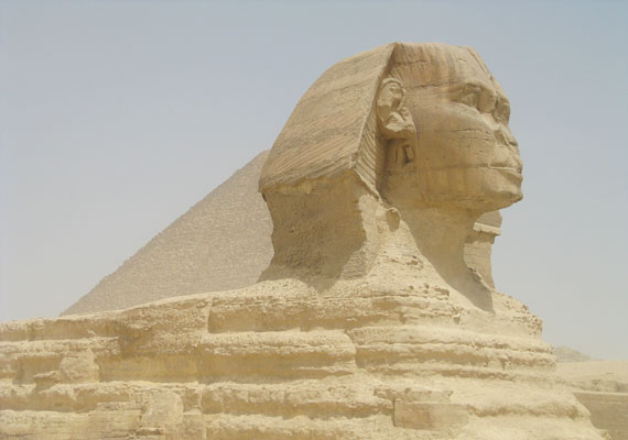 	A Szfinx jó ideig a homok alatt pihent, így őrződött meg eddig, mert a homokkő bizony gyorsan erodálódik. Már 4500 éve őrzi a piramisokat. Az egyik piramisba temetett fáraó képmása figyeli a múló időt, de a tudósok nem egyeztek meg abban, hogy Kheopsz vagy Khephrén portréja-e. A Szfinx és az előtte, de lejjebb elterülő templom is elég titokzatos, óbirodalmi források nem említik. A képek készültekor homokvihar készülődött, és a Szfinx ennek gyakran ki van téve.